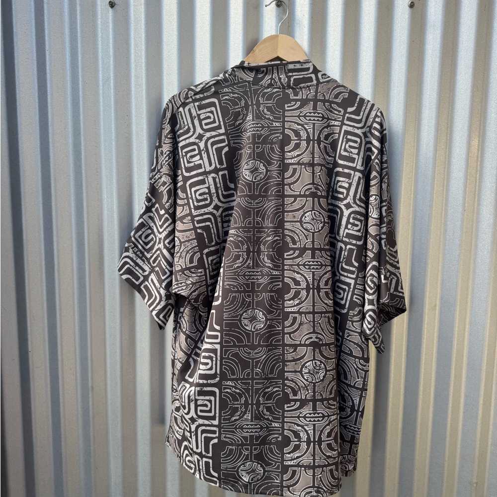 Manuhealii Black and White coverup - Picture 4 of 4